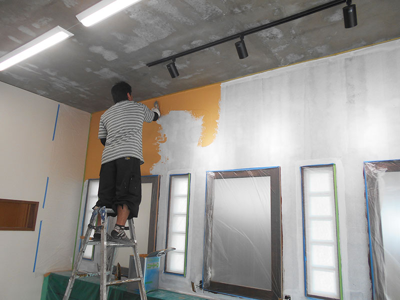 ニュートーン黄色の壁